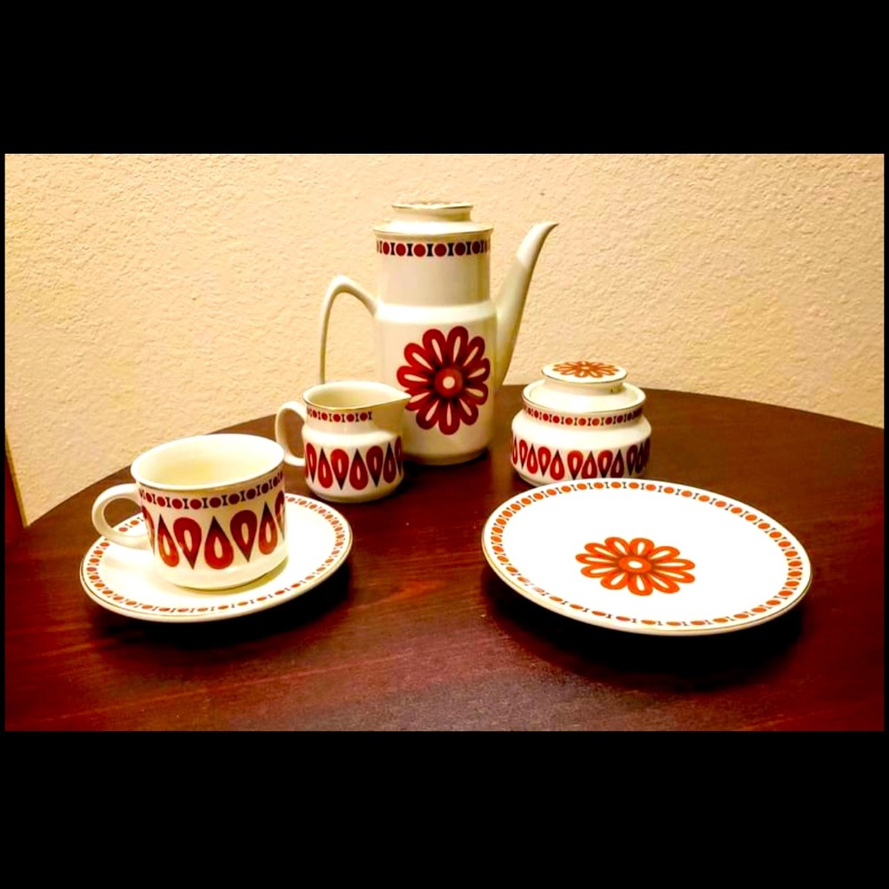 Vintage Porcelain Daisy Mod Tea China Set